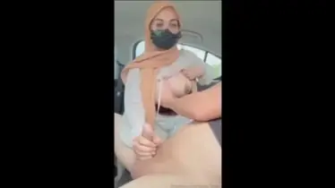 Bokep Jilbab Hijab Coklat Dientot di Dalam Mobil Brutal